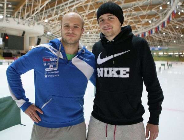Велогонщик Денис Дмитриев (слева) и конькобежец Денис Юсков