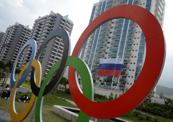 Флаг сборной России на одном из зданий в Олимпийской деревне в Рио-де-Жанейро