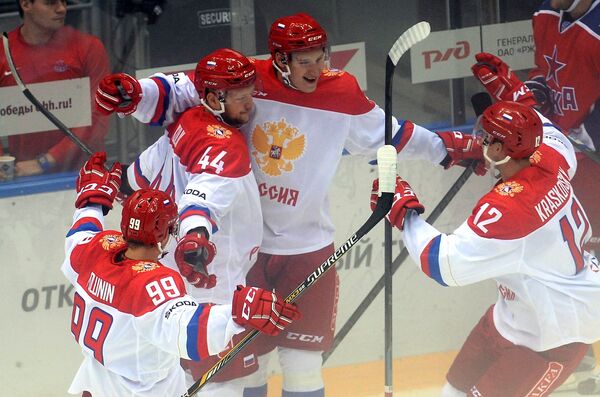 Хоккеисты олимпийской сборной России радуются заброшенной шайбе