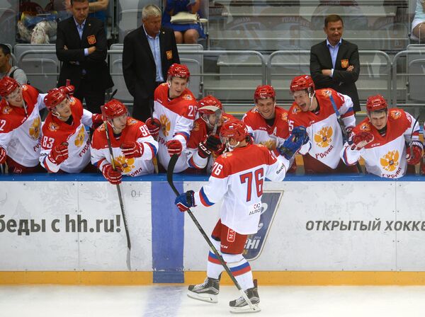 Хоккеисты олимпийской сборной России радуются победе