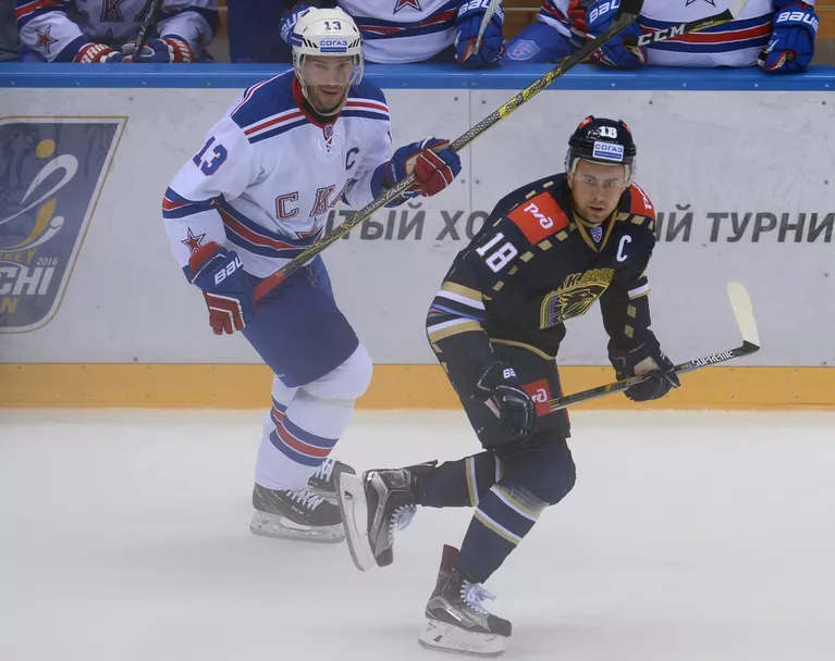 Нападающий ХК СКА Павел Дацюк (слева) и нападающий ХК Сочи Игорь Игнатушкин