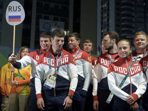 Спортсмены олимпийской сборной России на торжественной церемонии поднятия флагов в олимпийской деревне