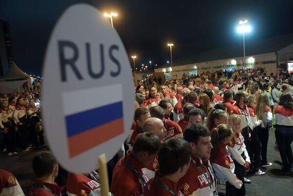 Спортсмены Олимпийской сборной России на торжественной церемонии поднятия флагов в Олимпийской деревне