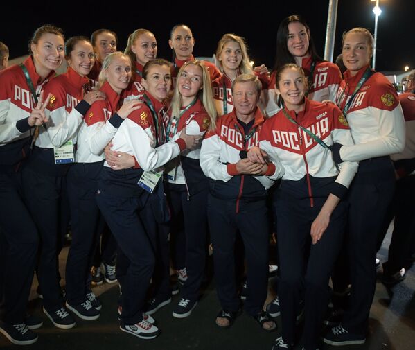 Волейболистки олимпийской сборной России на торжественной церемонии поднятия флагов в олимпийской деревне