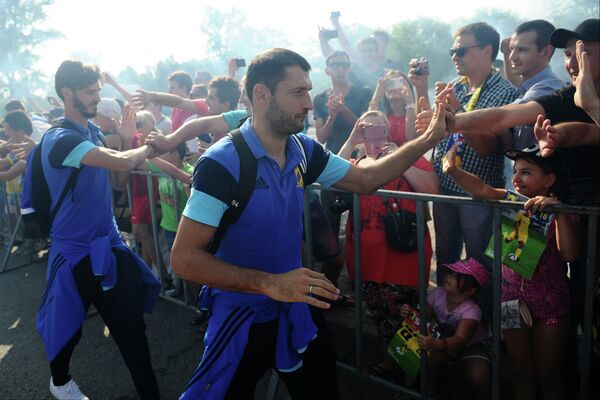 Болельщики встречают футболистов Ростова после возвращения из Бельгии