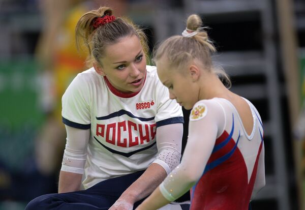 Спортсменки олимпийской сборной России по спортивной гимнастике Мария Пасека (слева) и Ангелина Мельникова