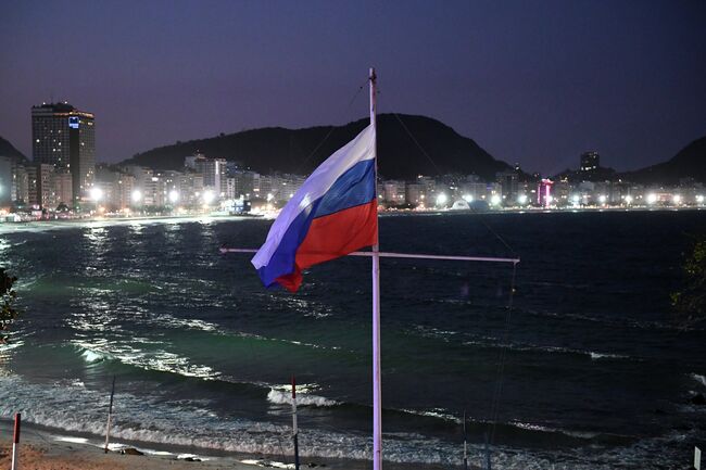 Поднятие российского флага на открытии дома болельщиков олимпийской сборной России в Рио-де-Жанейро