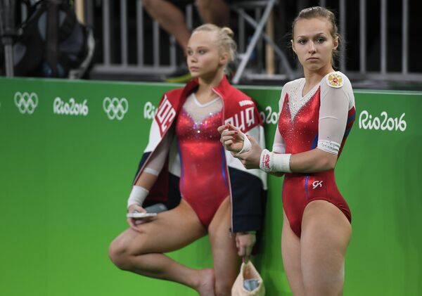 Спортсменки олимпийской сборной России по спортивной гимнастике Ангелина Мельникова и Дарья Спиридонова (справа)
