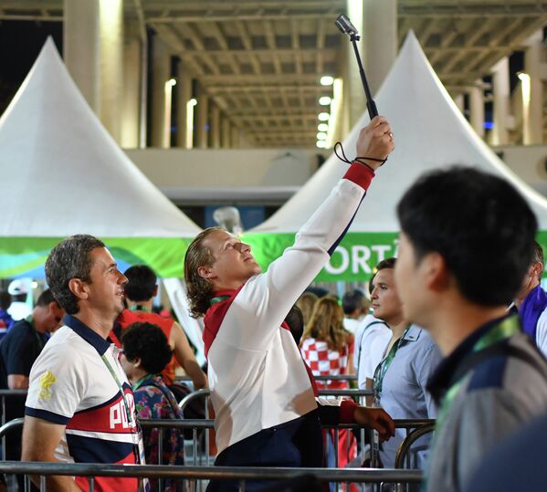 Российские болельщики у стадиона Маракана перед началом церемонии открытия XXXI летних Олимпийских игр в Рио-де-Жанейро