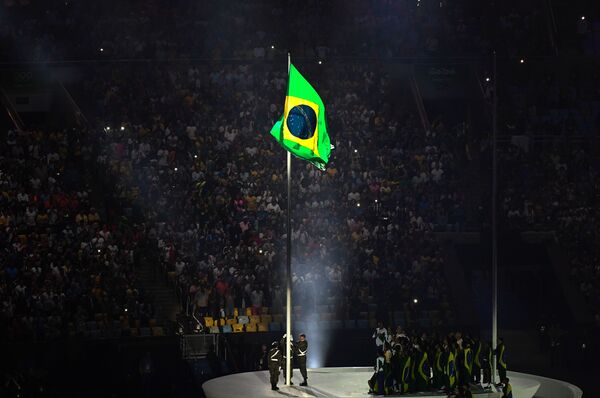 Поднятие национального флага Бразилии на церемонии открытия XXXI летних Олимпийских игр в Рио-де-Жанейро