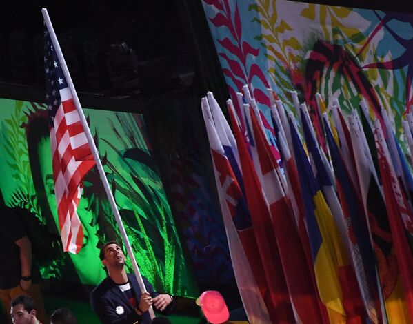Знаменосец сборной США Майкл Фелпс во время парада атлетов на церемонии открытия XXXI летних Олимпийских игр в Рио-де-Жанейро