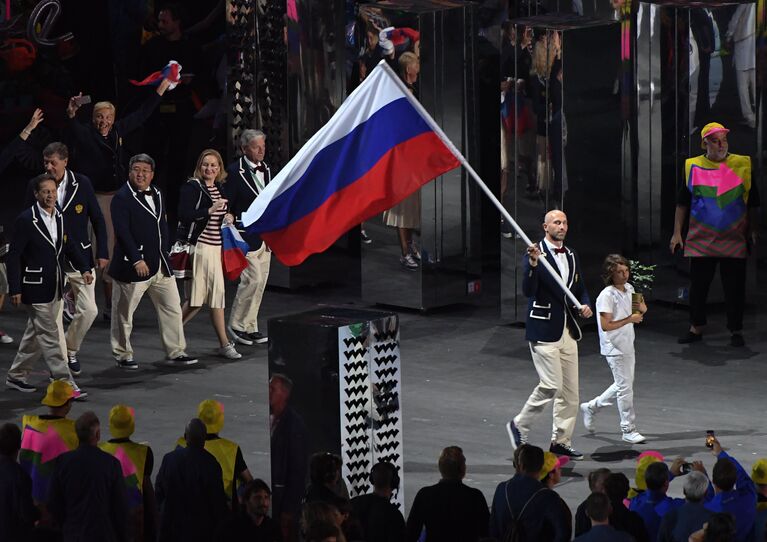 Знаменосец сборной России Сергей Тетюхин во время парада атлетов на церемонии открытия XXXI летних Олимпийских игр в Рио-де-Жанейро Знаменосец сборной России Сергей Тетюхин во время парада атлетов на церемонии открытия XXXI летних Олимпийских игр в Рио-де-Жанейро
