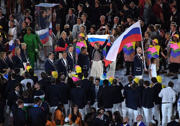 Знаменосец сборной России Сергей Тетюхин во время парада атлетов на церемонии открытия XXXI летних Олимпийских игр в Рио-де-Жанейро