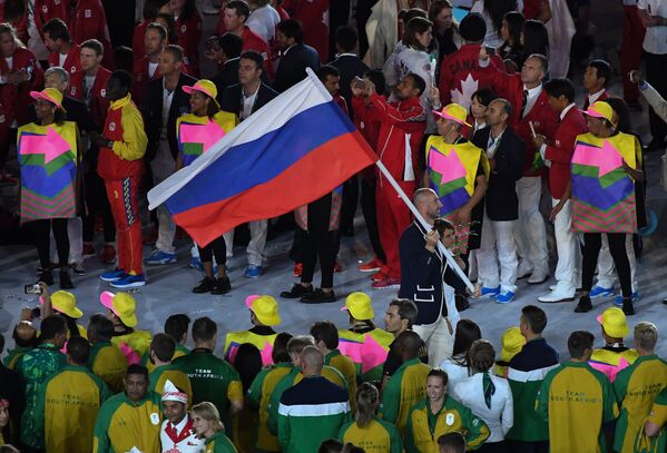 Знаменосец сборной России Сергей Тетюхин во время парада атлетов на церемонии открытия XXXI летних Олимпийских игр в Рио-де-Жанейро