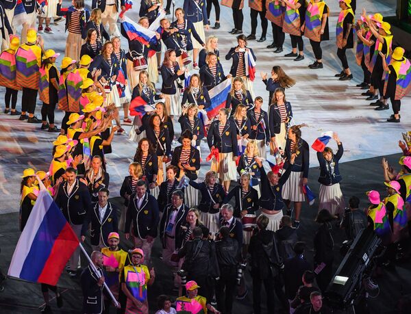 Представители России во время парада атлетов на церемонии открытия XXXI летних Олимпийских игр в Рио-де-Жанейро