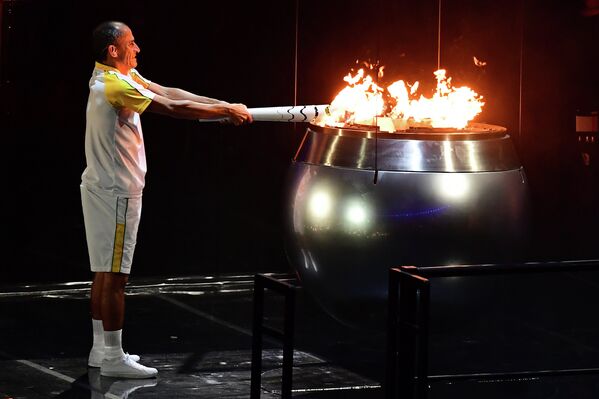 Вандерлей Кодейру зажигает олимпийский огонь на стадионе Маракана в Рио-де-Жанейро