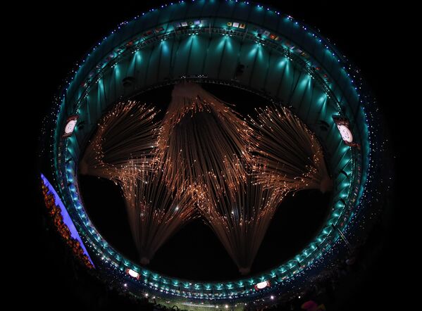 Салют во время церемонии открытия Олимпийских игр в Рио