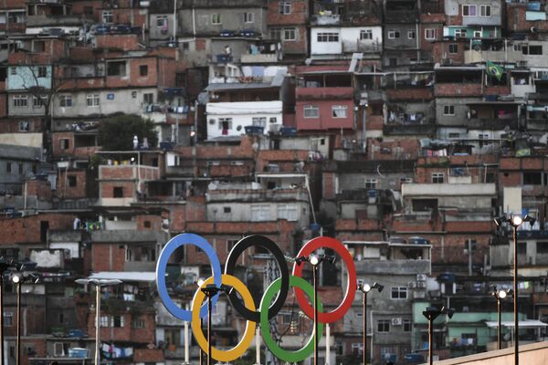 Олимпийские кольца на крыше стадиона Маракана в Рио-де-Жанейро