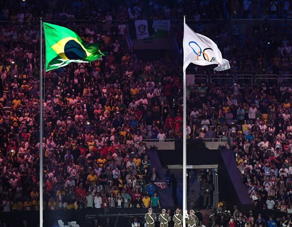 Национальный флаг Бразилии и Олимпийский флаг