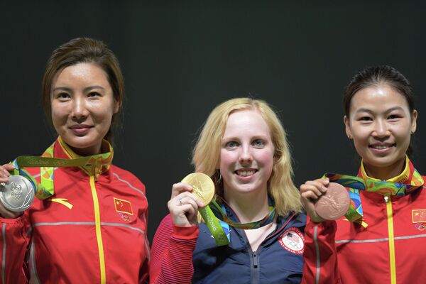 Йи Сылин (Китай) - серебряная медаль, Вирджиния Трэшер (США) - золотая медаль, Ли Ду (Китай) - бронзовая медаль (слева направо)