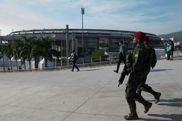 Сотрудники службы безопасности возле стадиона Маракана в Рио-де-Жанейро