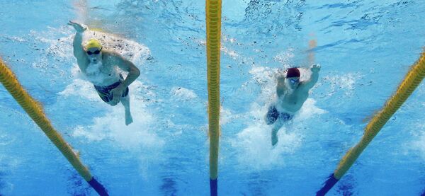 Спортсмены во время соревнования олимпийского турнира по плаванию в Бразилии на дистанции 400 метров вольным стилем