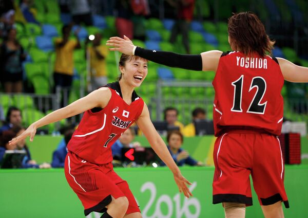 Баскетболистки сборной Японии Мика Курихара (слева) и Асами Йосида