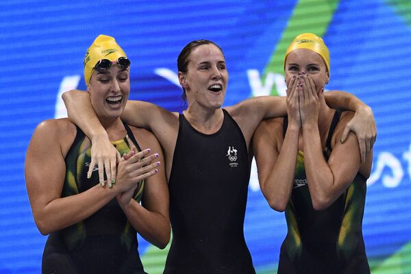 Австралийские пловчихи Бриттани Элмсли, Эмма Макеон и Бронте Кэмпбелл (слева направо) в финале кролевой эстафеты на 100 м у женщин на ОИ в Рио