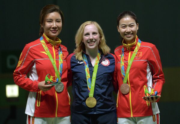 Американка Вирджиния Трэшер (в центре), китаянки Ду Ли (слева) и И Сылин