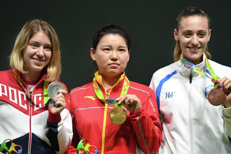 Виталина Бацарашкина - серебряная медаль, Чжан Мэнсюэ - золотая медаль, Анна Коракаки - бронзовая медаль (слева направо)