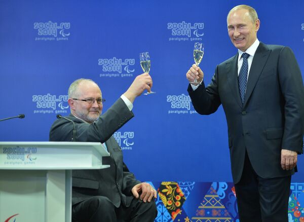 Президент РФ Владимир Путин (справа) и президент Международного паралимпийского комитета (МПК) сэр Филип Крейвен