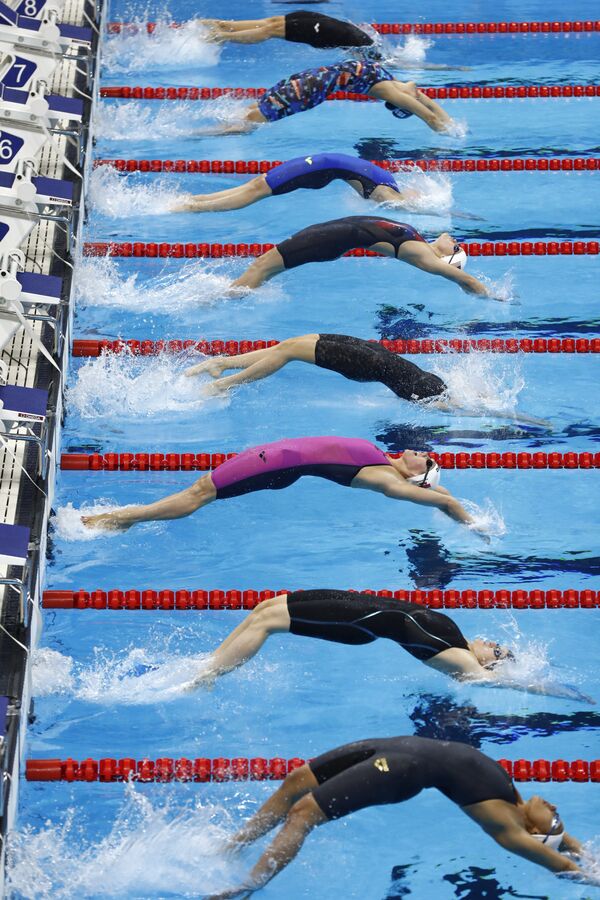 Спортсменки во время соревнований по плаванию на спине на дистанции 100 метров на Олимпийских играх в Рио-де-Жанейро