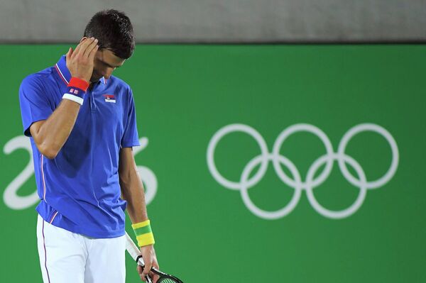 Первая ракетка мира Новак Джокович сенсационно проиграл в первом круге олимпийского теннисного турнира.