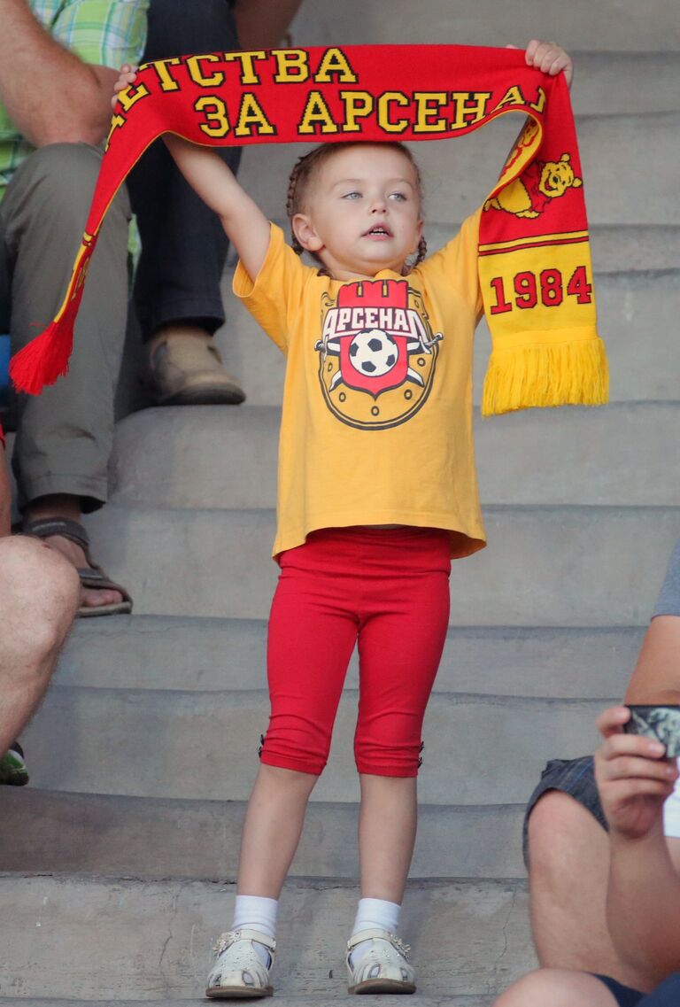 Юная болельщица Арсенала во время матча 2-го тура чемпионата России по футболу Юная болельщица Арсенала во время матча 2-го тура чемпионата России по футболу