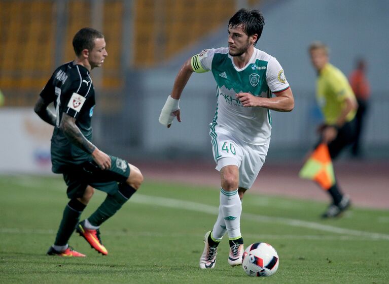 Защитник Терека Ризван Уциев (справа) и полузащитник Краснодара Павел Мамаев