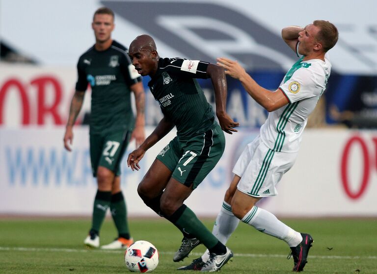 Полузащитник Краснодара Шарль Каборе (слева) и защитник Терека Андрей Семёнов