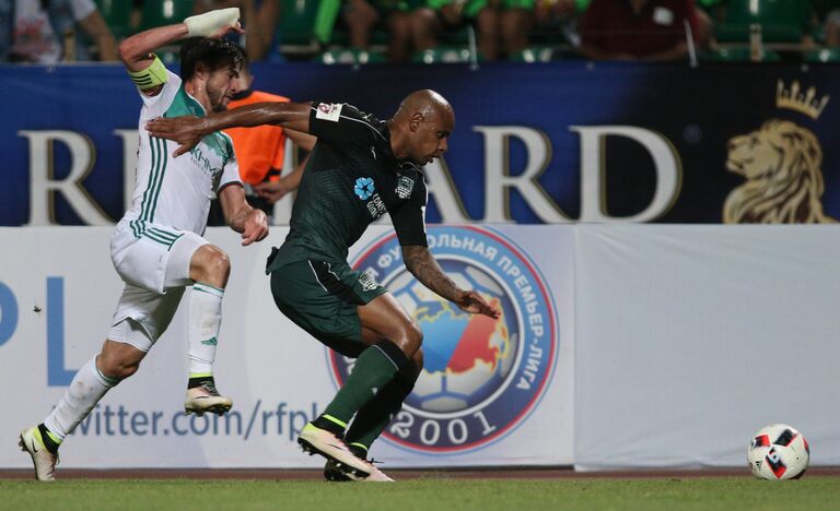 Нападающий Краснодара Ари (справа) и защитник Терека Ризван Уциев