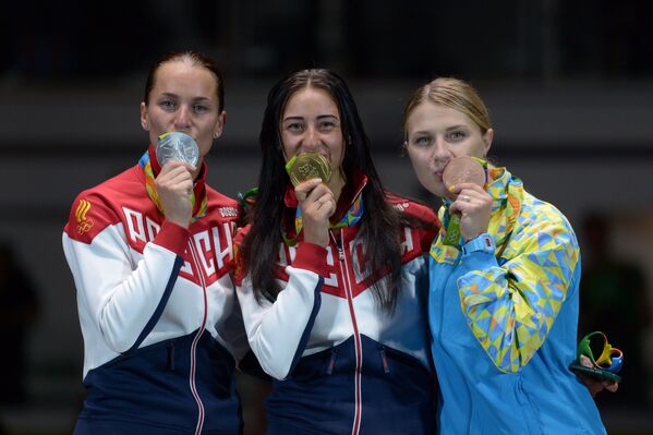 Софья Великая - серебряная медаль, Яна Егорян - золотая медаль, Ольга Харлан - бронзовая медаль (слева направо)