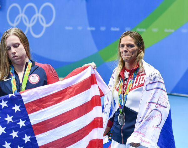 (справа налево): Юлия Ефимова (Россия) - серебряная медаль, Лилли Кинг (США)