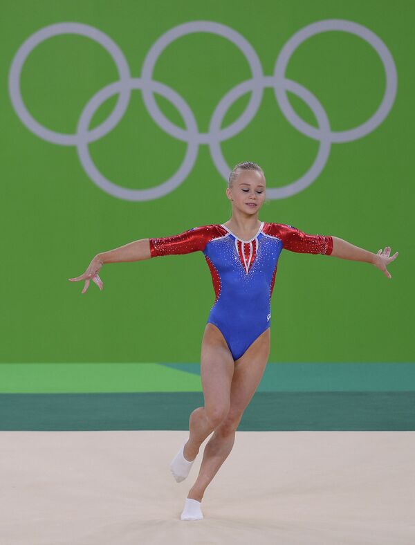 Ангелина Мельникова (Россия) выполняет вольные упражнения во время квалификационных соревнований по спортивной гимнастике