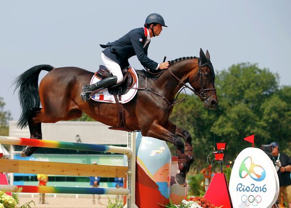 Французский конник Мэтью Лемуан выступает на Олимпийских играх в Рио-де-Жанейро