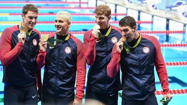 Спортсмены сборной США по плаванию Конор Дуайер, Райан Лохте,Тоунли Хаас и Майкл Фелпс (слева направо)