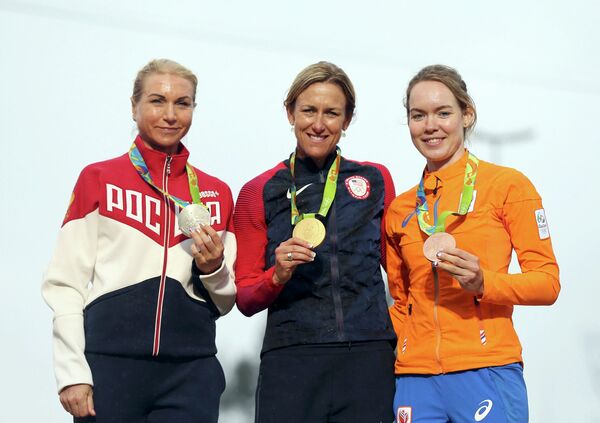 Российская велогонщица Ольга Забелинская, американка Кристин Армстронг и голландка Анне ван дер Брегген (слева направо)