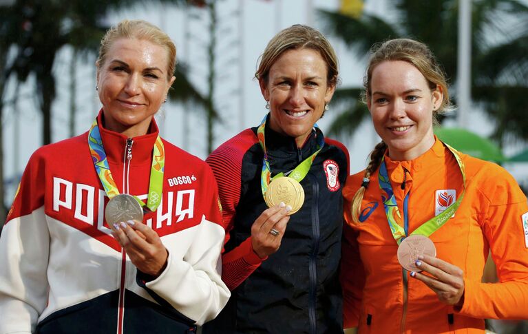 Российская велогонщица Ольга Забелинская, американка Кристин Армстронг и голландка Анне ван дер Брегген (слева направо)