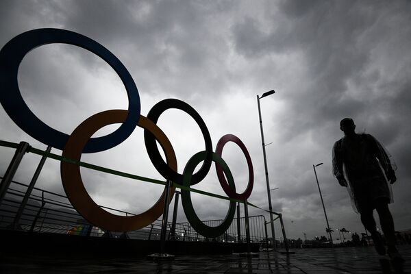 Олимпийские кольца в Олимпийском парке в Рио-де-Жанейро