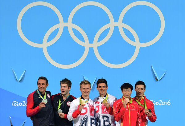 Майк Хиксон и Сэм Дорман (США) - серебряная медаль, Джек Ло и Крис Мирс (Великобритания) - золотая медаль, Цао Юань и Цинь Кай (КНР) - бронзовая медаль (слева направо)