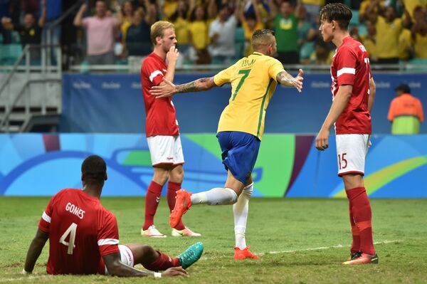Игровой момент матча Бразилия - Дания