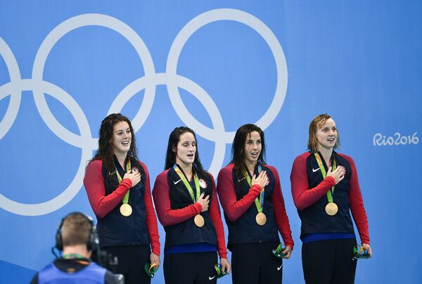 Пловчихи сборной США Элисон Шмитт, Лиа Смит, Мэдлин Дирадо и Кэти Ледеки (слева направо)