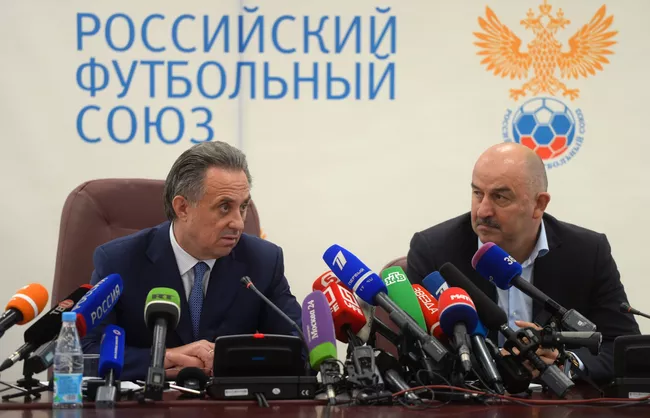 Министр спорта РФ, президент РФС Виталий Мутко (слева) и футбольный тренер Станислав Черчесов