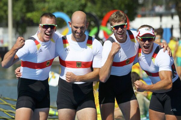 Мужская сборная Германии после победы в соревнованиях четверок парных